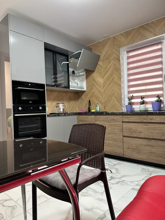 Уютный новый дом в центре города с бассейном