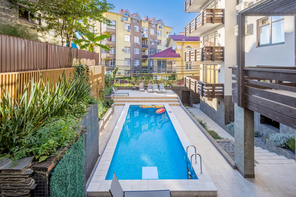 Квартира MyHomeYourHome в клубном доме с бассейном