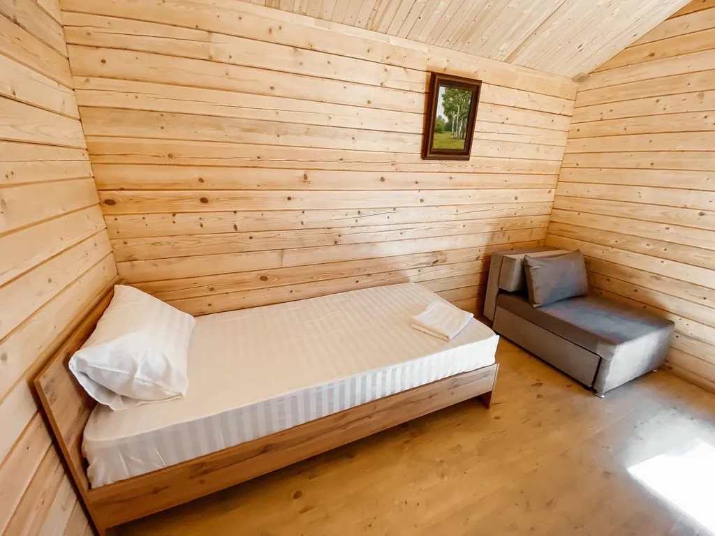 2 деревянных домика из сруба с беседкой-барбекю во одном дворе