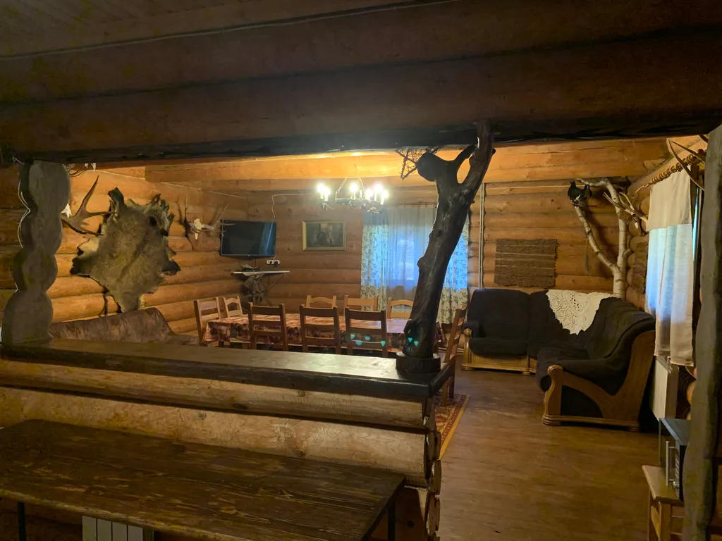 Усадьба Медвежий угол в лесу на берегу озера