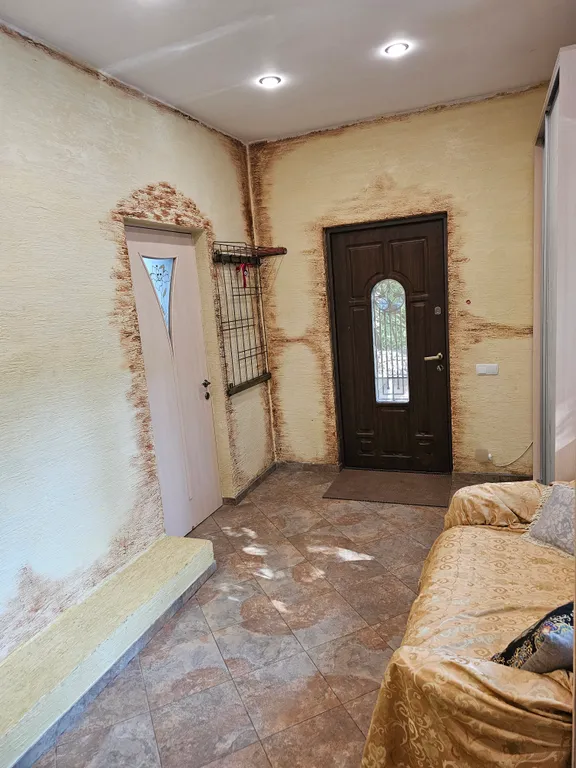 Дом в лесу с каминным деревом внутри