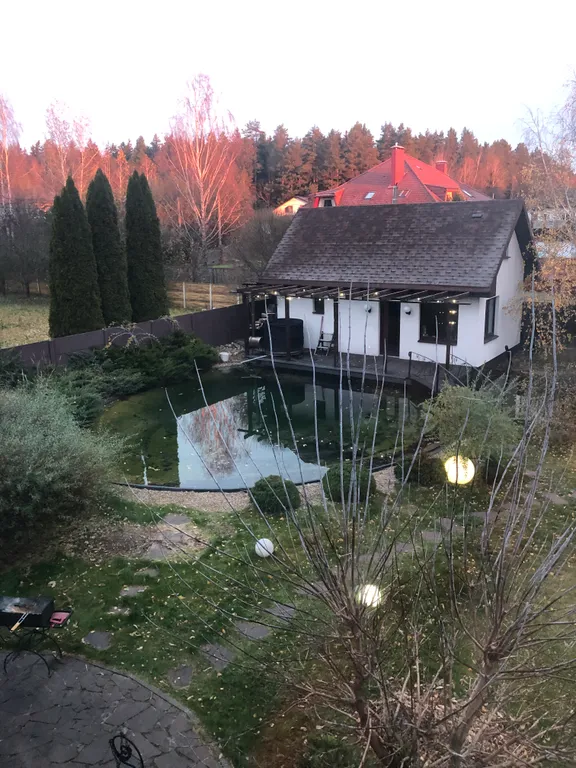 Современный коттедж в 12 км от Минска с плавательным озером, баней