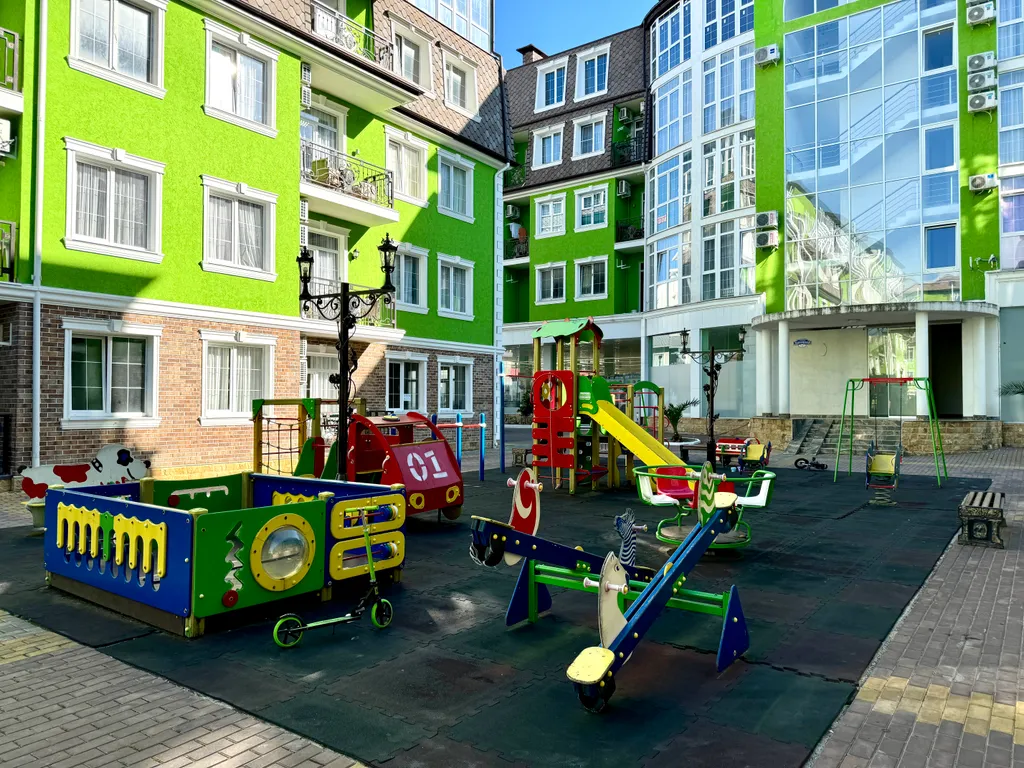 Евротрехкомнатный апартамент с балконом на первой линии