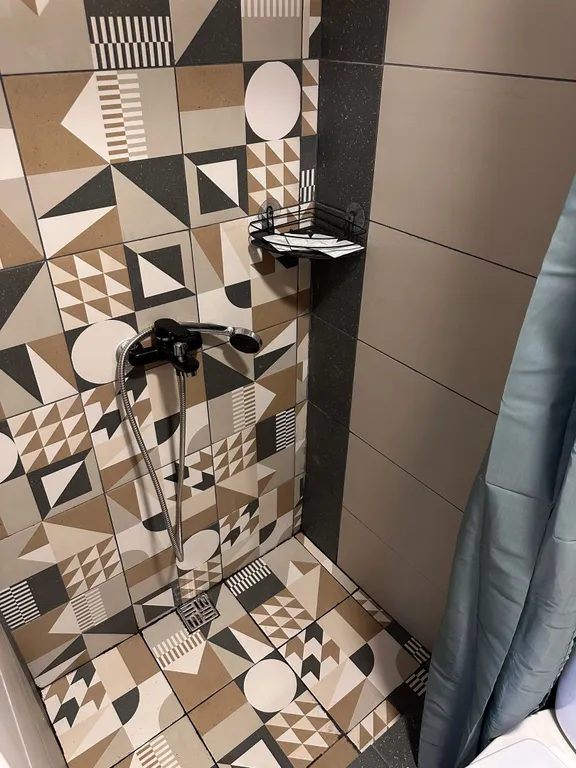 Стильный Красный дом у реки