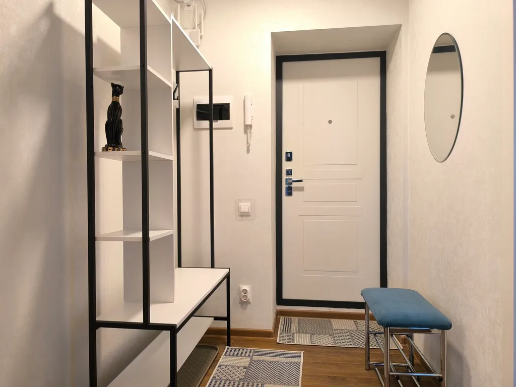 Светлая квартира с просторной кухней недалеко от центра