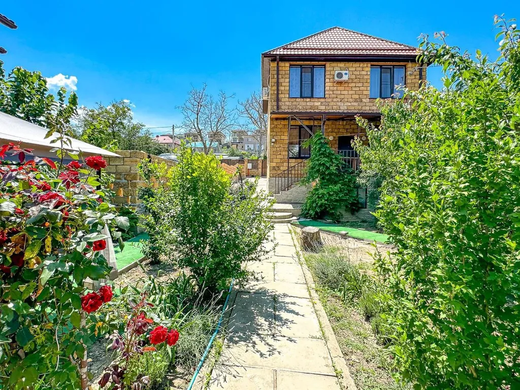 Новый дом с бассейном, садом, мангальной зоной и закрытой территорией