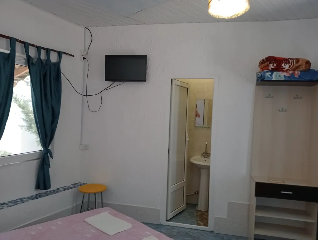 Отдельный трехместый домик с кухней -беседкой