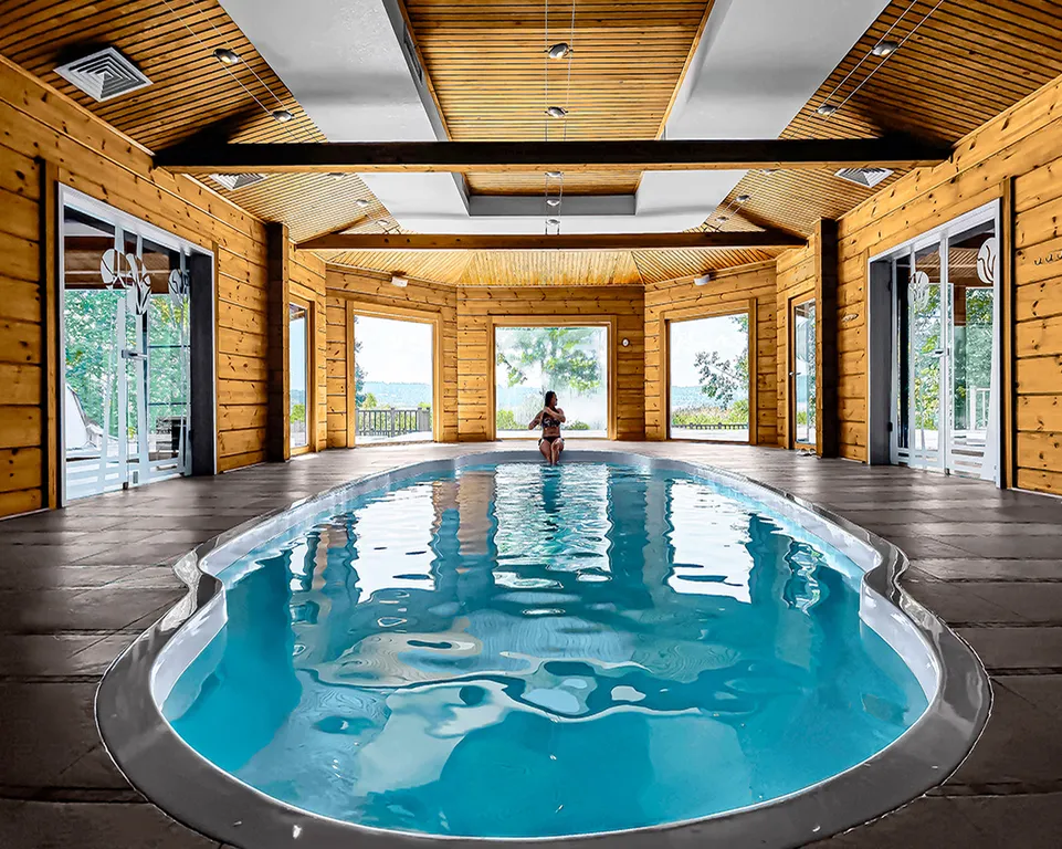 Коттедж в лесу с видом на озеро