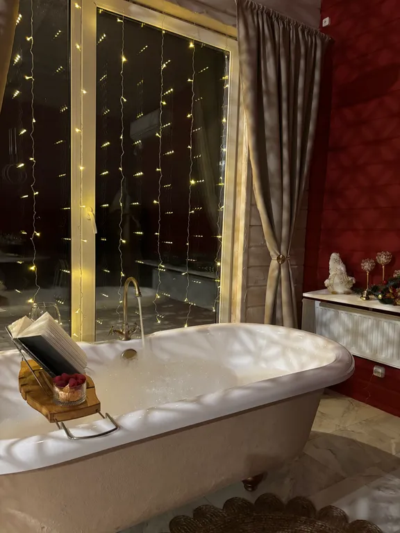 Яркий дом с ванной у панорамного окна