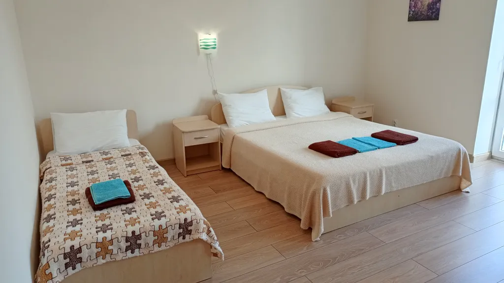 Трёхместная комната с санузлом и видом на море