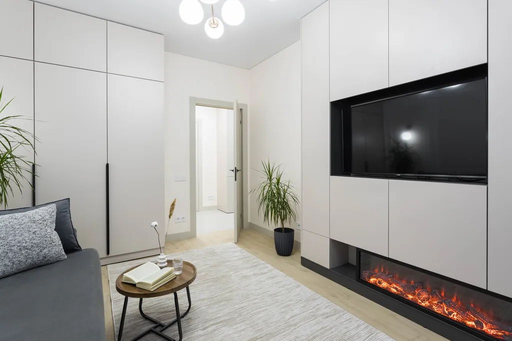 Современная трешка с видом на озеро и каминным залом