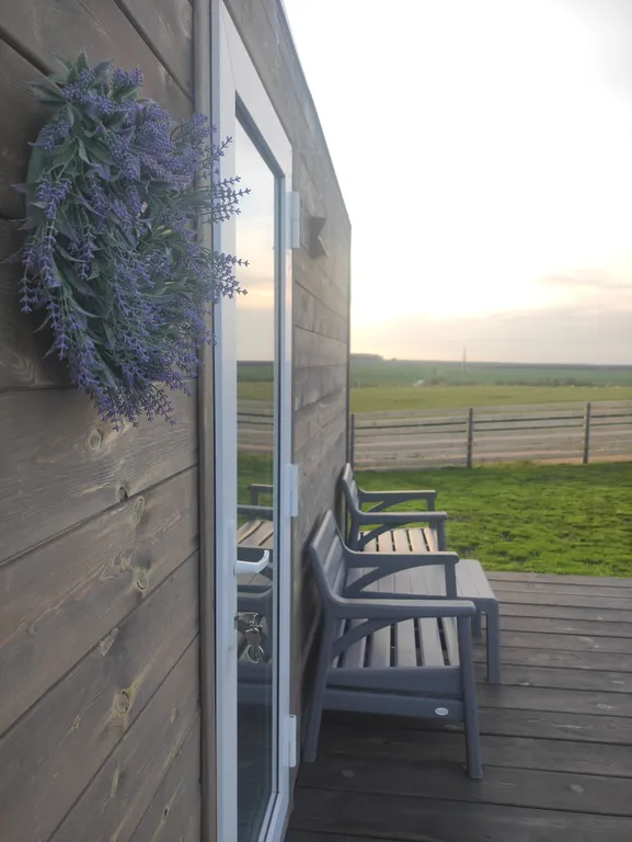 Уютный сканди домик с видом на озеро, баня, чан