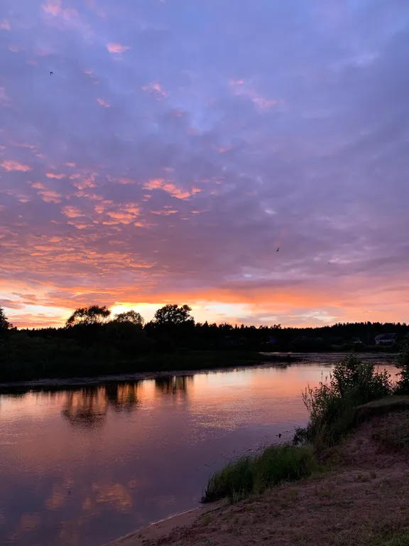 Уютный дом на берегу реки