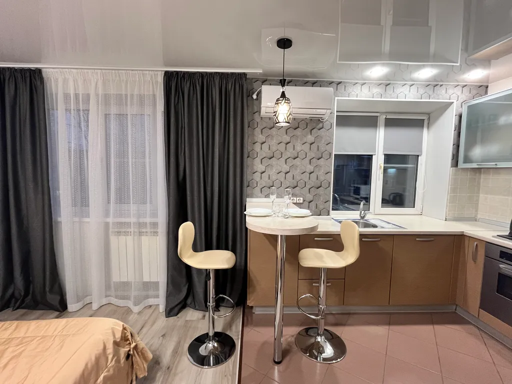 Дизайнерская студия с большим телевизором со смарт-тв