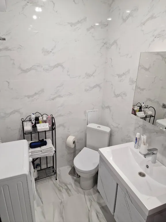 Квартира с панорамными окнами и очками виртуальной реальности