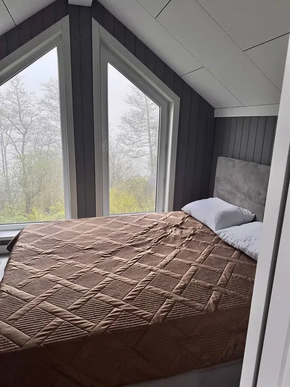 Дом с видом на море в лесу