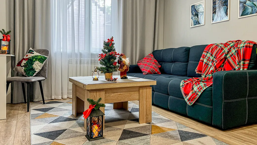 Дом сапфир с бассейном в центре