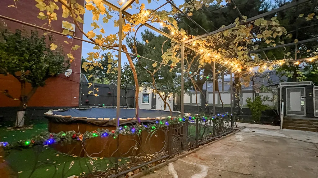 Домик коралл с бассейном в центре