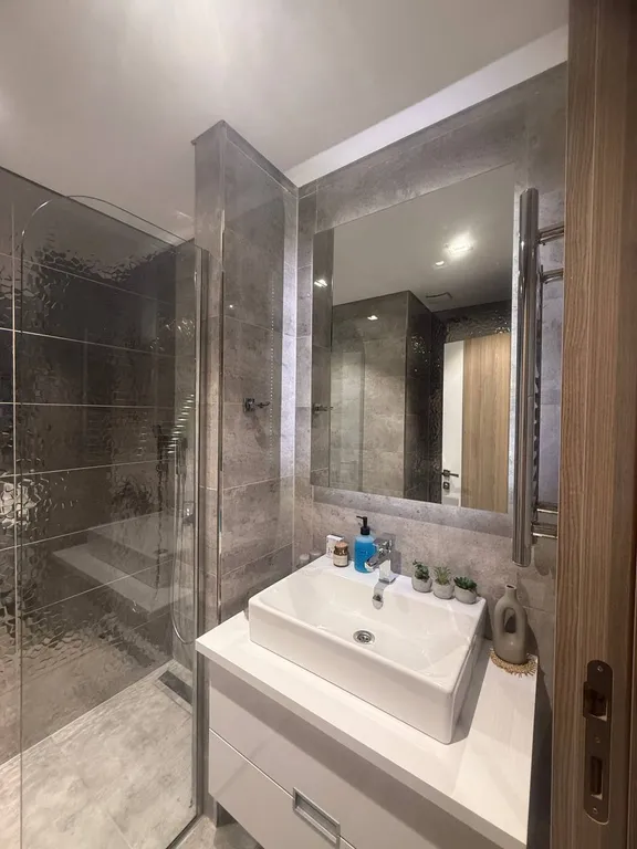 Studio apt with pool and gym near metrobus station