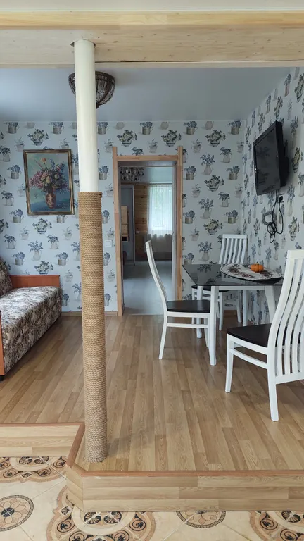 Домик в черте города рядом с озером