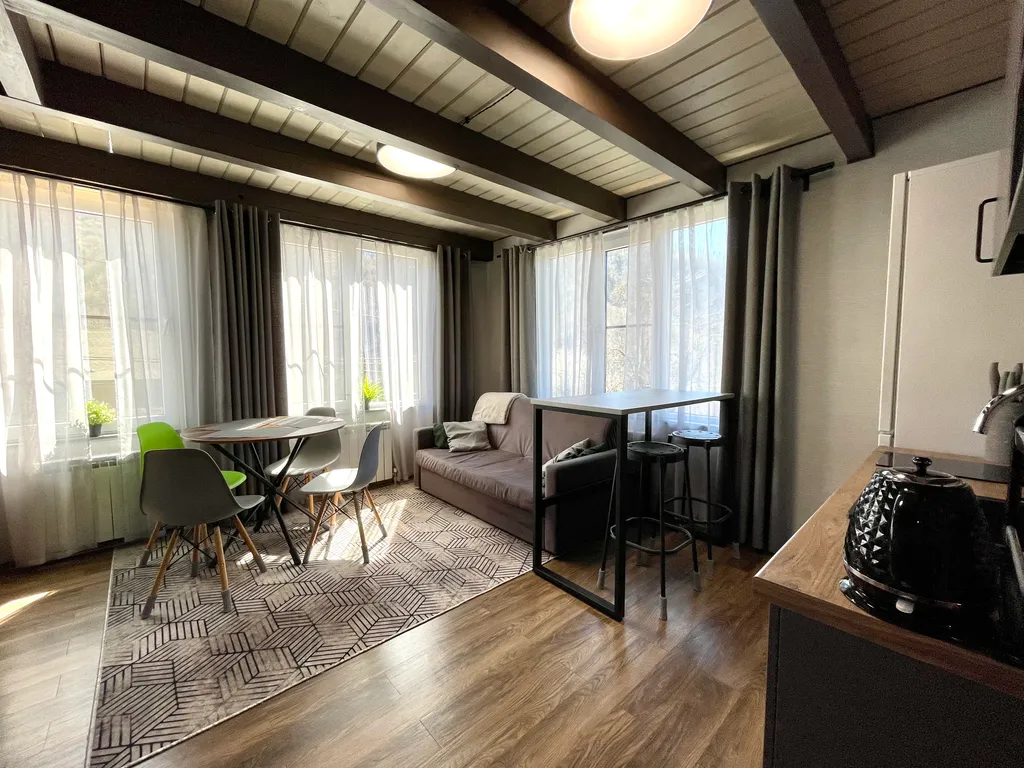 Уютная двухуровневая квартира с видом на горы