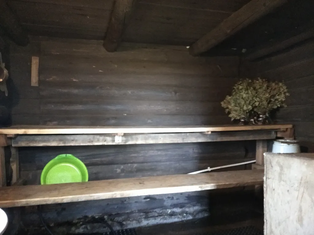 Домик на берегу озера