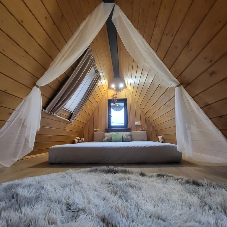 Уютный домик в стиле А-фрейм