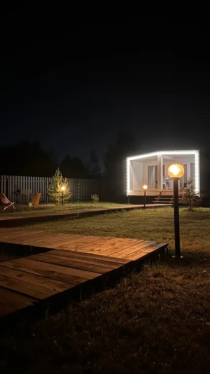 Уютный Белый дом у реки