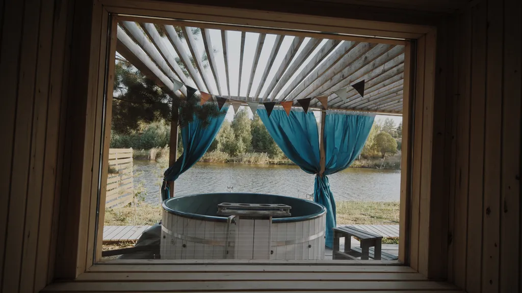 Домик с сауной и джакузи у водоема