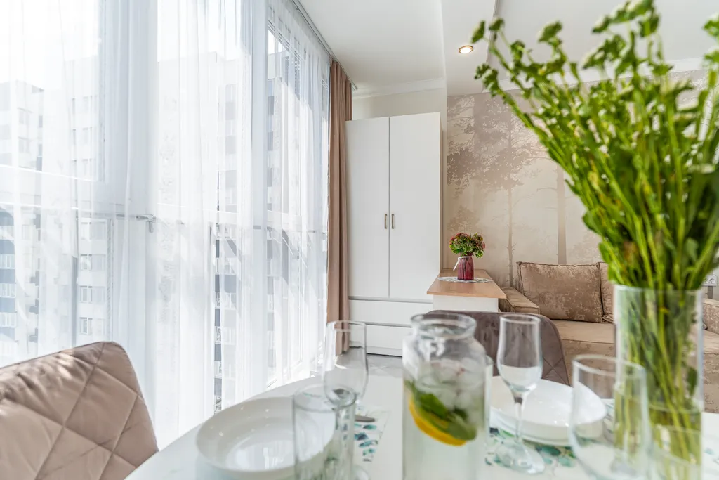 Стильная студия с потрясающим видом на море и город