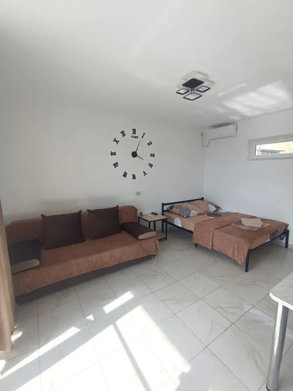 Уютная студия с кухней и видом на море.