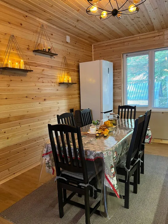 Уютный дом в лесу с видом на горы