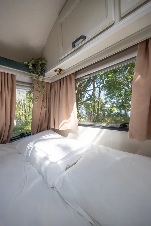 Семейный автодом возле озера