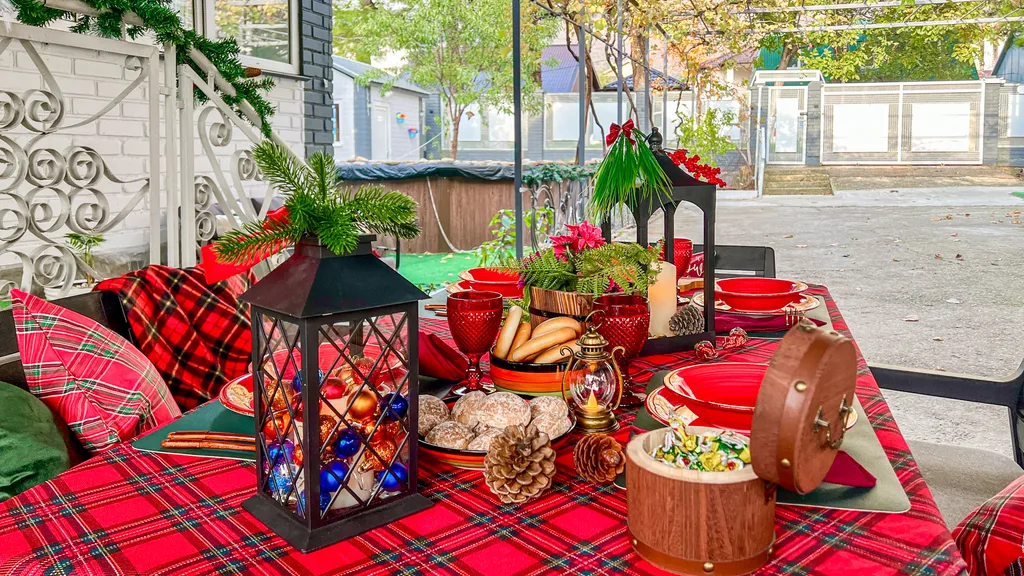 Домик коралл с бассейном в центре