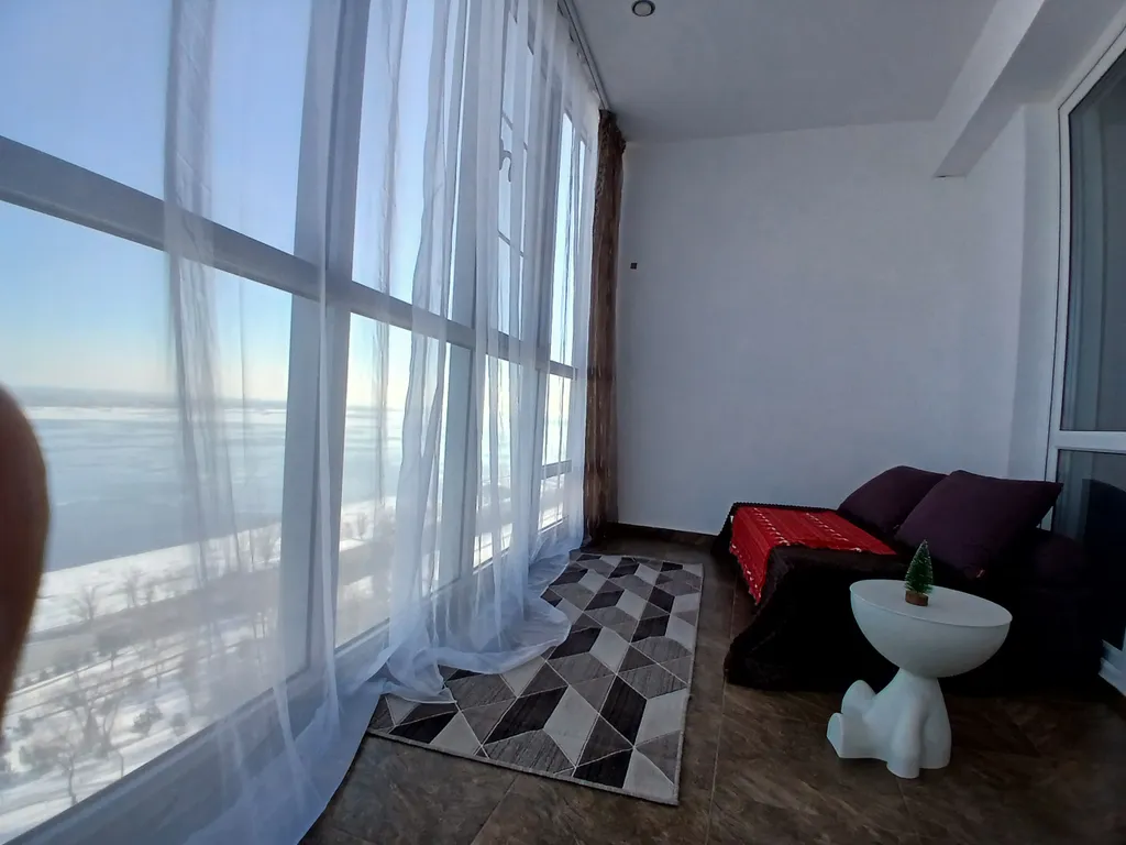 Жизнь с видом реку: огромная лоджия с панорамным остеклением в пол!