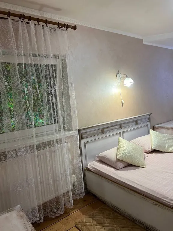 Уютный домик с баней, камином и террасой возле пруда