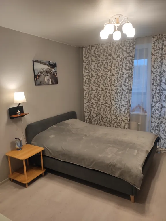 Удобная кровать в уютной квартире