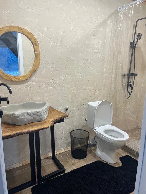 Коттедж с панорамными окнами и видом на горы