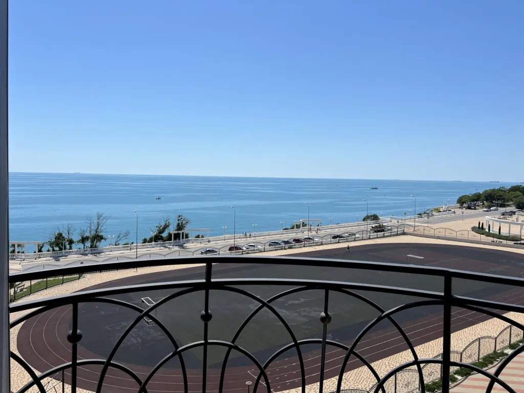 Квартира с балконом и видом на открытое море, Толстый мыс