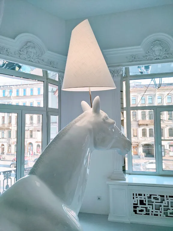 Белые двухъярусные апартаменты с балконом и видом на Невский проспект