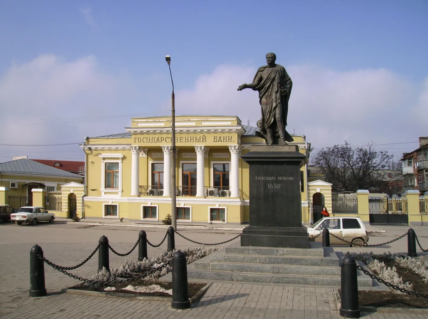 Рядом с домом Банковская площадь и памятник императору Александру I