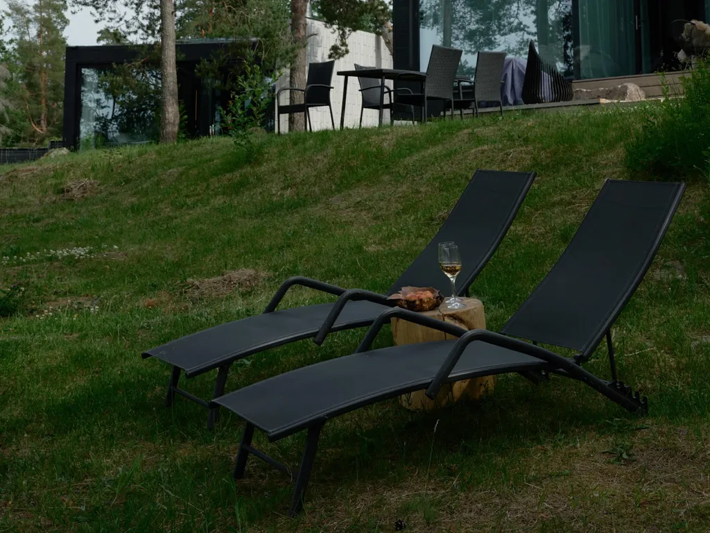 Дом на скале с панорамными окнами на реку Вуоксу