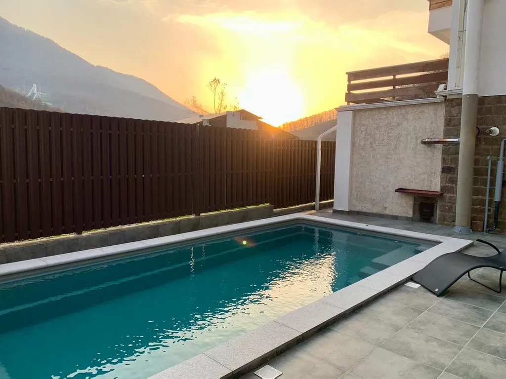 Дом с шикарным видом на горы, с теплым бассейном и баней на дровах