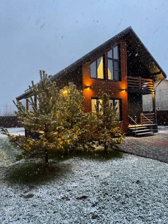 Стильный дом-шале с панорамными окнами, террасой и костровой зоной