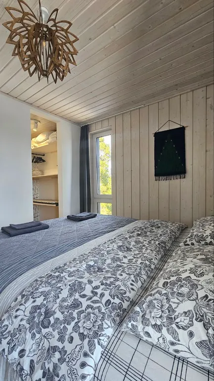 Дом на скале в окружении леса