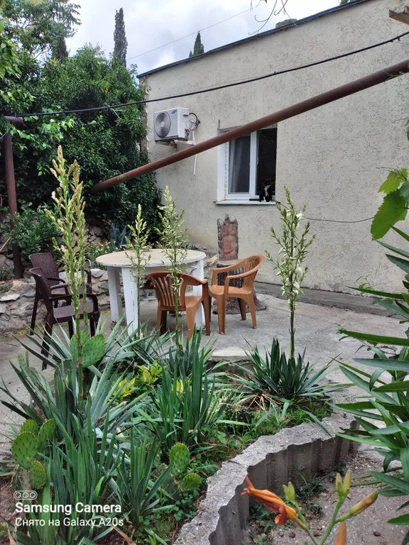 Дом у моря с площадкой в саду