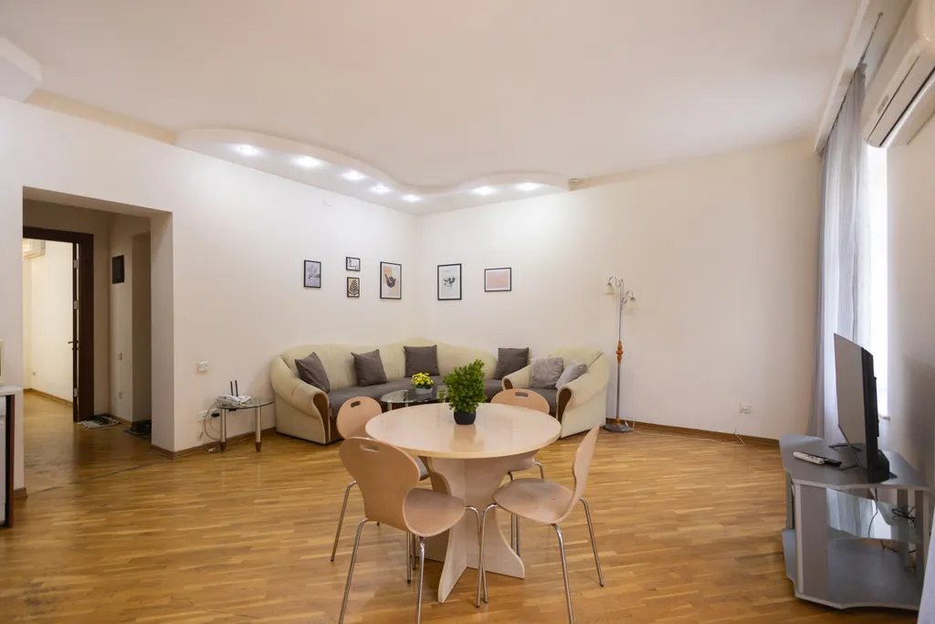 Квартира с видом на улицу Низами, Торговая