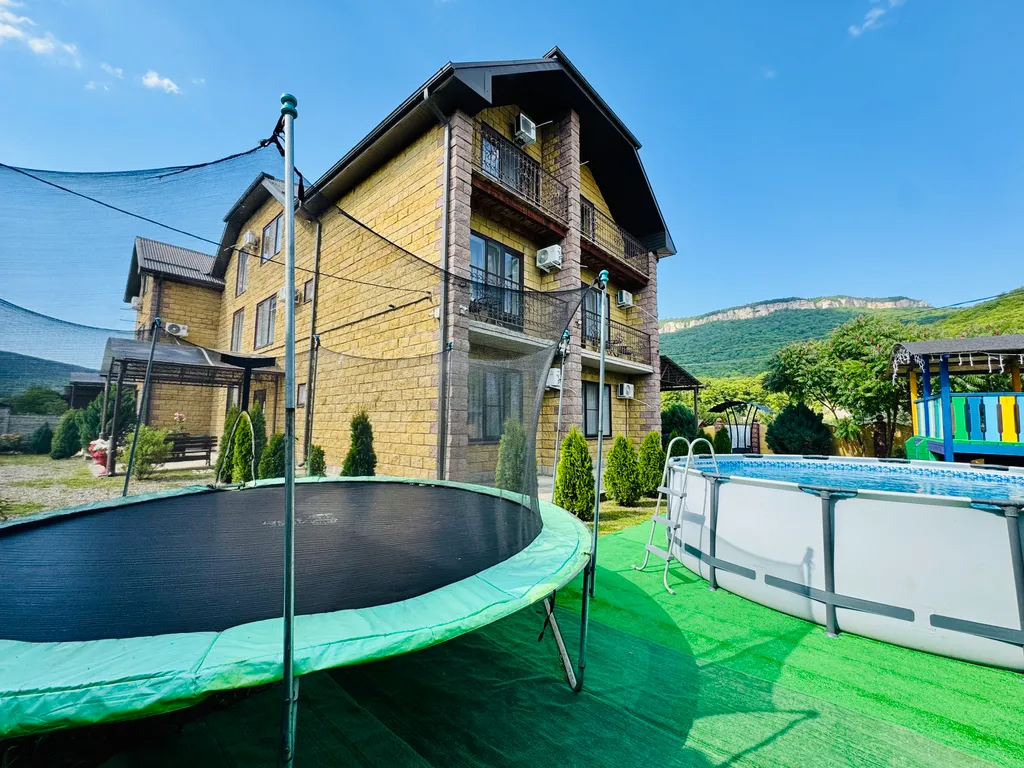 Трехместный номер с балконом, с видом на горы