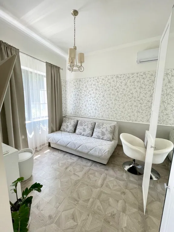 Стильный дом с открытым бассейном и сауной