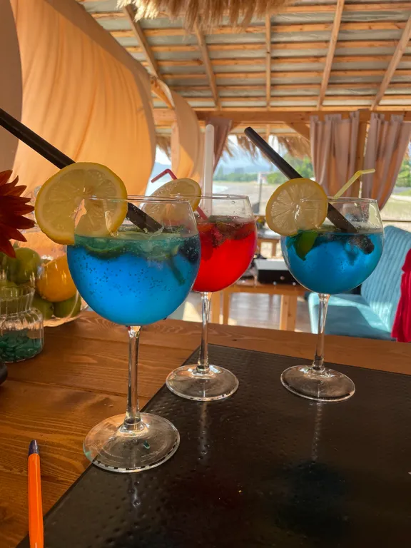 Атмосферные дома a-frame на берегу моря